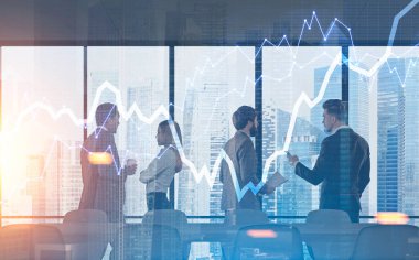 Çeşitli iş ekip üyelerinin şirket ofislerine konuşuyor. Bir şehir arka plan büyüyen grafikler parlayan. Ticaret ve borsa kavramı. Çift tonlu görüntü pozlaması