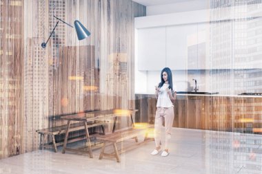 Uzun ahşap bir masa ve iki uzun banklar ile ışık ahşap yemek odası iç. Ahşap ve beyaz mutfak tezgahı. Bir kadın. 3D render sahte kadar çift tonlu görüntü pozlaması