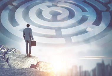 Dikiz şehir gökyüzü bir labirentte bakarak bavulla Afrikalı-Amerikalı bir işadamı. Yönetim ve iş meydan kavramı. Çift tonlu görüntü pozlaması