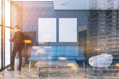 İşadamı bir gri petek duvar desen Office lounge loft windows, sehpa, kanepe ve beyaz bir koltuk. İki dikey posterler. 3D render sahte kadar çift tonlu görüntü pozlaması