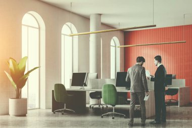 İki işadamları beyaz ve kırmızı açık alan ofisinde üzerlerine beton zemin ve bilgisayarlarla beyaz tablolar ile iç konuşuyor. 3D render sahte kadar çift tonlu görüntü pozlaması