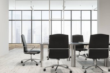 Office konferans salonu ile bir ahşap zemin, siyah sandalye yakınında uzun bir tabloyla ve modern cityscape gökdelenler ile çatı. Bir uluslararası şirket iş kavramı. 3D render