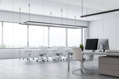 Modern şirket ofisinin bir beton zemin, geniş pencereler ve beyaz sandalye uzun bir tabloyla beyaz konferans salonu. Yan görünümü. 3D render alay