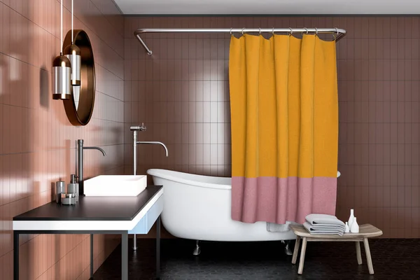 米色浴室角落里有一个白色的浴缸 一个水槽与一个圆形的镜子和一个黄色的窗帘 — 图库照片