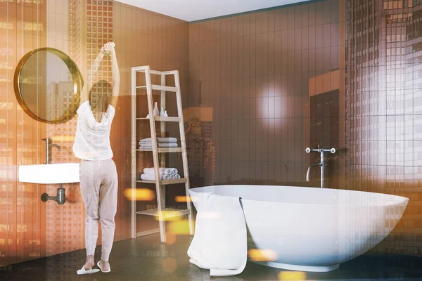 Coin Une Salle Bain Beige Intérieure Avec Une Baignoire Blanche — Photo