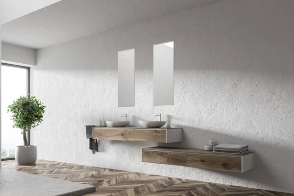 双层浴室水槽站在一个木制的架子上 在白色的墙壁上 上面有两个狭窄的垂直镜子 侧面视图 — 图库照片