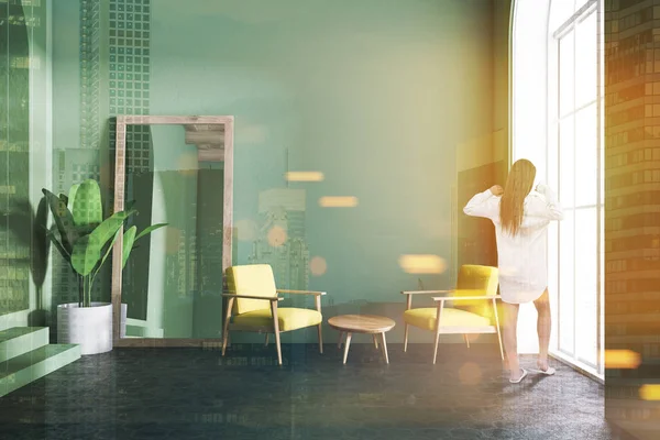 穿着黄色扶手椅的女衬衫 客厅里有绿色的墙壁 阁楼的窗户 一层混凝土地板和一架立式镜子 渲染色调图像双曝光 — 图库照片