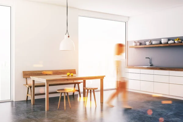 Mujer Caminando Comedor Blanco Esquina Cocina Con Ventanales Una Mesa — Foto de Stock