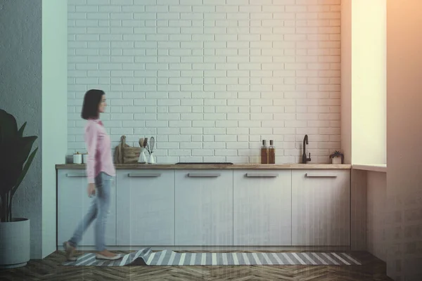 Mujer Interior Cocina Ladrillo Blanco Con Encimeras Blancas Una Planta —  Fotos de Stock