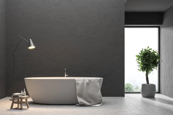 ミニマルな黒い浴室のコンクリートの床の上に立ってそれに掛かっているタオルで白いバスタブのクローズ アップ 木とランプ レンダリングをモックアップします — ストック写真