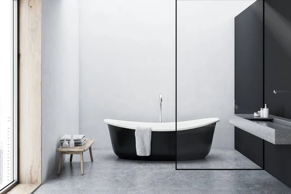 Schwarze Badewanne Mit Einem Handtuch Darauf Das Auf Dem Betonboden — Stockfoto