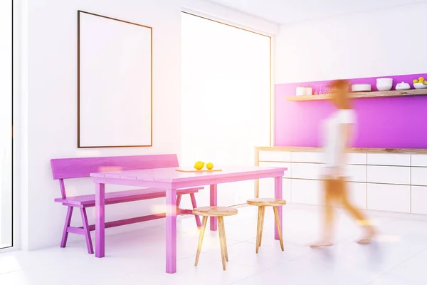Женщина Идет Белой Столовой Кухне Окнами Чердака Фиолетовый Стол Стулья — стоковое фото