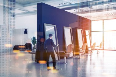 Siyah ve beyaz duvarlar, uzun boylu aynalar ve rahat bej sandalyeler ile modern kuaför dükkanı köşesinde ayakta adam. 3D render resim çift pozlama tonda