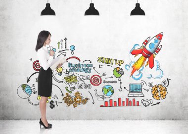 Uzun siyah saçlı beyaz bir bluz ve bir defterini tutan bir siyah etek giyen genç bir kadın yan görünüm. Kroki kadar renkli ve parlak bir başlangıç ile bir beton duvar arka plan