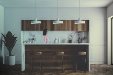 Beyaz duvarları, bir ahşap zemin, tabureleri olan ahşap çubuk ve yukarıda asılı lambalar bir satır ile mutfak köşesi. Bir kadın. 3D render sahte kadar çift tonlu görüntü pozlaması