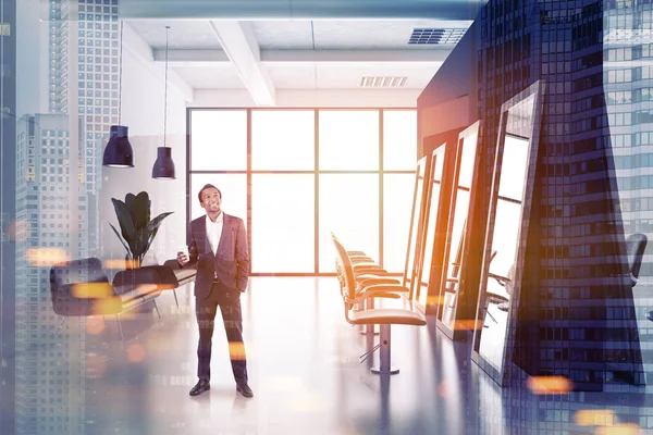 Siyah ve beyaz duvarlar, uzun boylu aynalar ve rahat bej sandalyeler ile modern Kuaför salonu iç Afro-Amerikan erkek gülümseyen. Yan görünümü. 3D render resim çift pozlama tonda