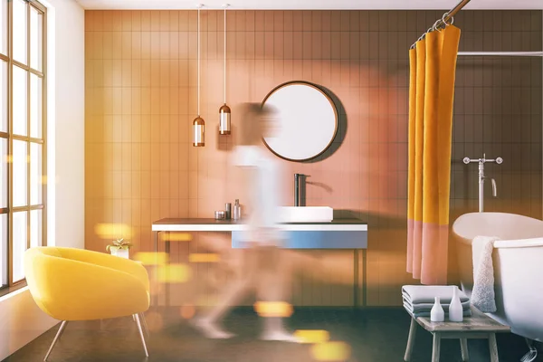 Žena Béžové Koupelny Interiér Bílou Vanu Umyvadlo Kulaté Zrcadlo Žluté — Stock fotografie
