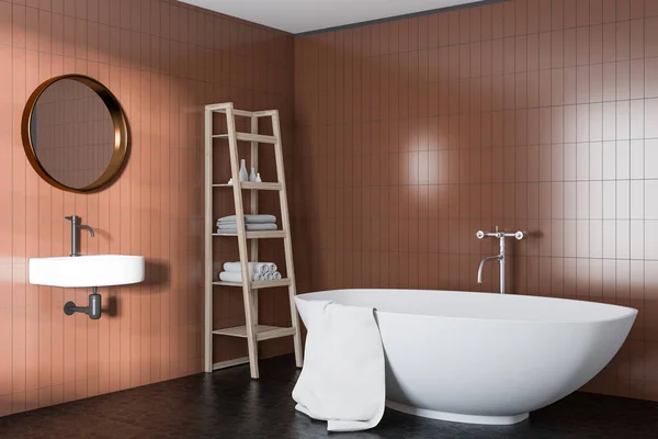 Hoek Van Een Beige Badkamer Interieur Met Een Witte Badkuip — Stockfoto