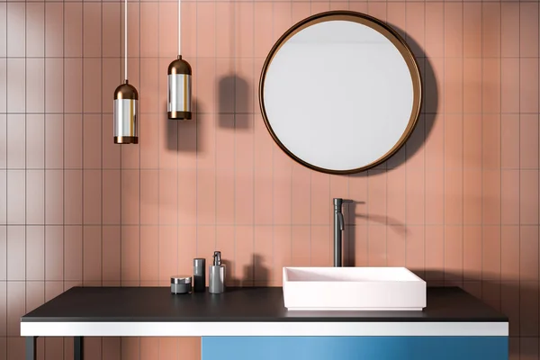 米色浴室内有瓷砖墙 方形水槽和圆形镜子 两盏吸顶灯 — 图库照片