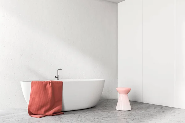 Weiße Badewanne Mit Rotem Handtuch Darauf Einer Modernen Badezimmerecke Mit — Stockfoto