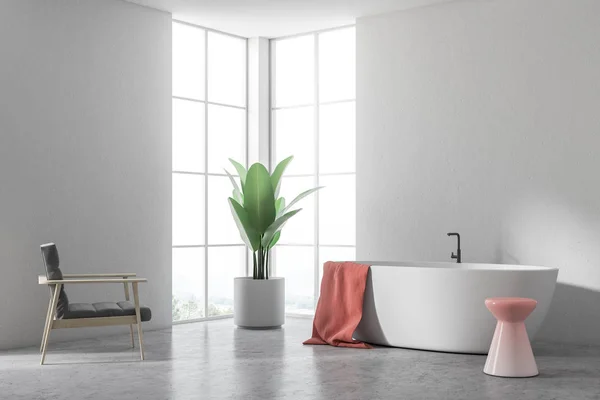 Beyaz Duvarları Bir Koltuk Ile Modern Banyo Köşede Duran Asılı — Stok fotoğraf