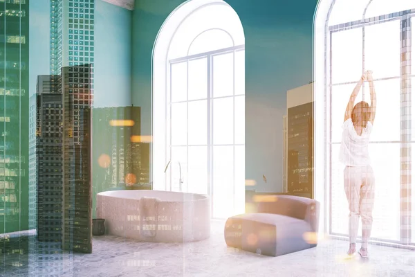 妇女在一个豪华的绿色浴室内饰与混凝土地板 白色浴缸 灰色扶手椅和拱形窗口 渲染模拟色调图像双曝光 — 图库照片
