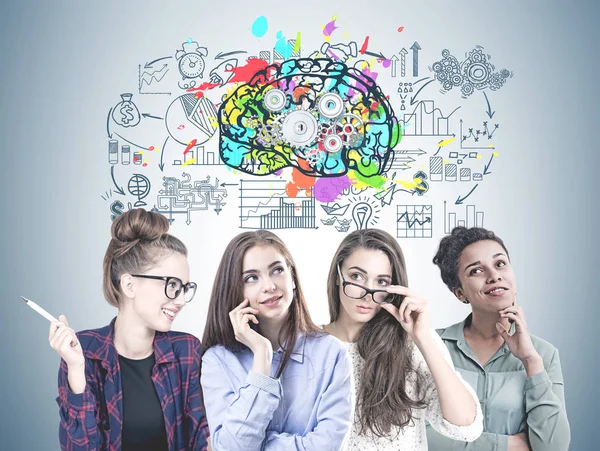 不同的年轻妇女的团队戴着眼镜 不同的衣服和发型站在肩肩 一个灰色的墙壁背景与齿轮的大脑业务草图 — 图库照片