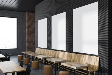 Gri ve tuğla duvarlar, onları boyunca ahşap tablolar ve banklar puan durumu ve bir cityscape içeren bir pencere ile bir lüks çatı restoran poster galeride. 3D render alay