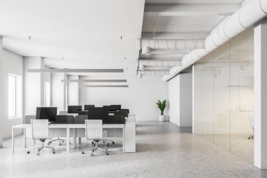 Açık alan ofis iç beyaz duvarlar, beton zemin ve bilgisayar tabloları satırları. 3D render alay