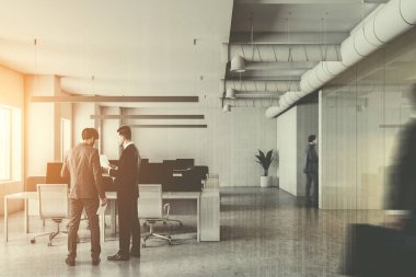 İş adamları bir açık alan ofiste iç beyaz duvarlar, beton zemin ve bilgisayar tabloları satırları ile konuşuyor. 3D render sahte tonlu görüntü çift pozlama kadar bulanık