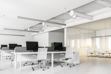 Açık alan ofis ve toplantı odası iç uzun bir masa ve çevresinde ayakta beyaz sandalyeler. Yan görünümü. 3D render alay
