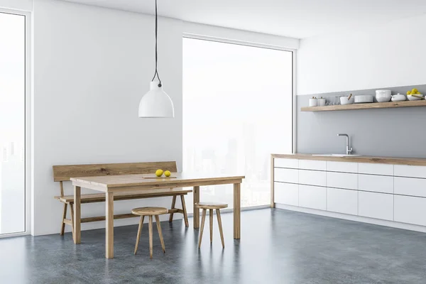 Weißes Esszimmer Und Küchenecke Mit Dachbodenfenstern Holztisch Stühlen Und Bank — Stockfoto