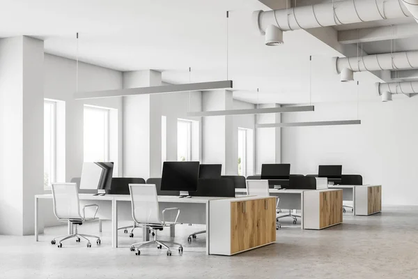 白い壁 コンクリートの床とコンピューターのテーブルの行とオフィスのオープン スペースの側面図です レンダリングをモックアップします — ストック写真