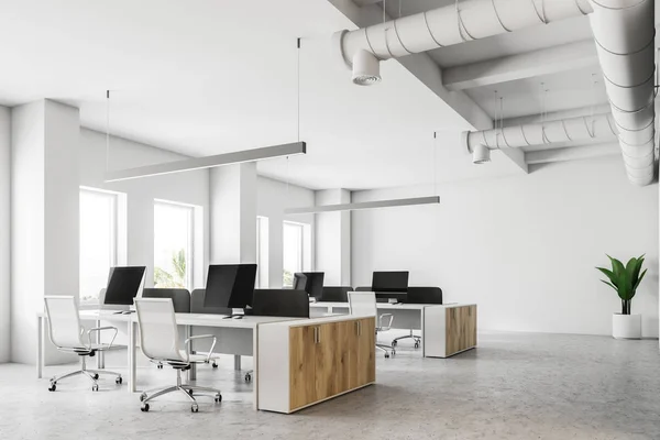 一个开放空间办公室的角落与白色墙壁 一个混凝土地板和一排计算机桌 渲染模拟 — 图库照片