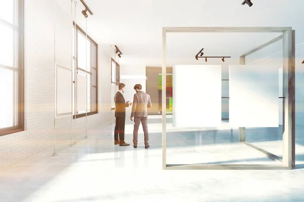 白い壁と大きな窓 白い床と木製のフレームにポスターを つの垂直モック ポスター ギャラリー フロント ビュー 二人の男の話 レンダリング トーン画像 — ストック写真