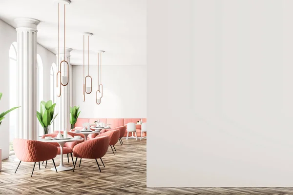 Café Nowoczesne Wnętrze Białe Ściany Drewniane Podłogi Rzędy Okrągłych Stołów — Zdjęcie stockowe
