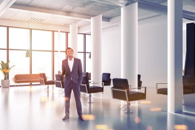 Biçimsiz bir beton zemin, uzun boylu aynalar, beyaz sütunlar ve siyah rahat sandalyeler ile modern kuaför dükkanı. Neşeli Afrikalı-Amerikalı adam 3d render resim tonda