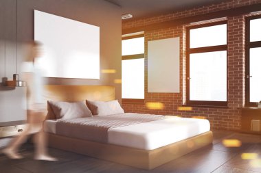 Kadın koyu gri ve tuğla duvarlar, ahşap zemin ve bir çift kişilik yatak ile bir yatak odası köşede. Yatay ve dikey bir poster. 3D render sahte tonlu görüntü çift pozlama kadar bulanık