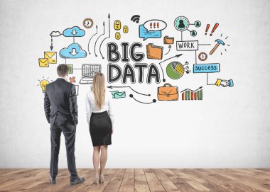 Arkadan Görünüş önlerinde beton duvara en renkli büyük veri simgeleri arıyor takım elbise giyen genç ve başarılı iş ortakları