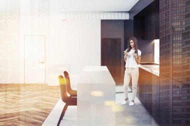 Beyaz stüdyo mutfak ahşap ve mermer zemin, siyah mutfak tezgahı ve bir beyaz dar masa sandalye ile bir kadın. Yan görünümü 3d render sahte kadar çift tonlu görüntü pozlaması