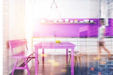 Beyaz yemek odası ve mutfak loft windows, mor bir masa, sandalye ve bir Bank ile yürüyen kadın. Beyaz mutfak tezgahı. A yakın çekim. 3D render sahte tonlu görüntü çift pozlama kadar bulanık