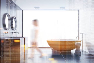 Kadın siyah taş duvarlar, ahşap küvet ve yukarıda asılı iki yuvarlak aynalar ile bir çift lavabo ile panoramik banyo iç. 3D render bulanık görüntü çift pozlama tonda