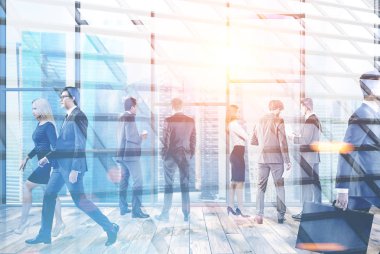 Yürüyüş ve modern bir ofiste iç konuşurken şirket çalışanları. Gökdelen ön plan. İş yaşam tarzı kavramı. Tonlu görüntü pozlama sahte katlayın