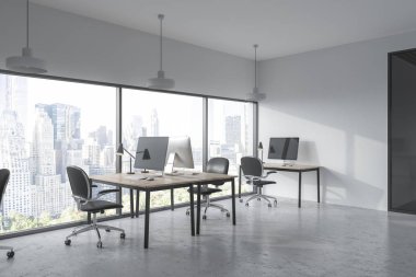 Beyaz ve cam duvarlar, beton zemin ve şehir manzaralı bir penceresi boyunca ayakta birkaç bilgisayar masaları ile panoramik office köşe. 3D render alay