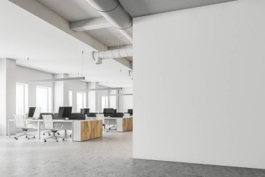 Açık alan ofis iç beyaz duvarlar, beton zemin ve bilgisayar tabloları satırları. Sağda boş bir duvar. Yan görünümü. 3D render alay