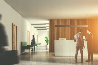 Bir beyaz Resepsiyon Masa ayakta ahşap duvarlar ve beyaz bir zemin ile modern şirket ofis salonunda işadamları. 3D render sahte tonlu görüntü çift pozlama kadar bulanık