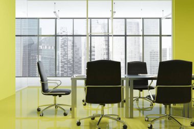 Parlak sarı boardroom iç cityscape çatı penceresi ve siyah ofis koltukları tarafından çevrili bir kral tablo. 3D render