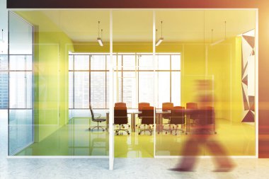 Bulanık işadamı bir parlak sarı toplantı odası panoramik pencerelere ve siyah ofis koltukları tarafından çevrili bir kral tablo ile yürüyüş. Cam duvar ve kapı. Şirket lobi. 3D render tonlu görüntü