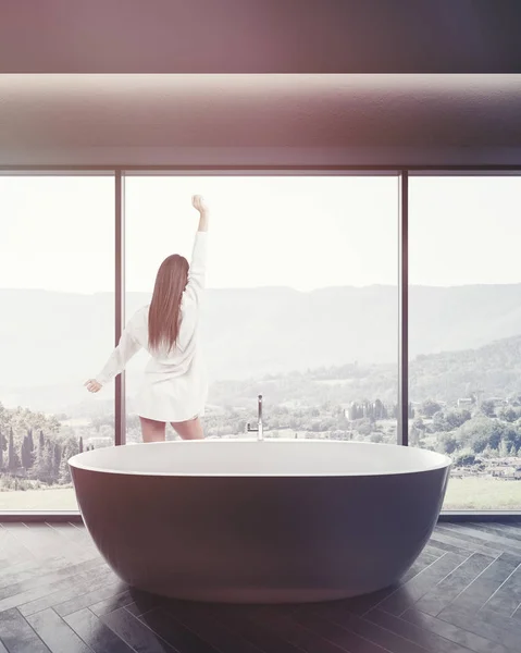 Frau Einem Badezimmer Mit Schwarzem Holzboden Einem Panoramafenster Mit Bergblick — Stockfoto