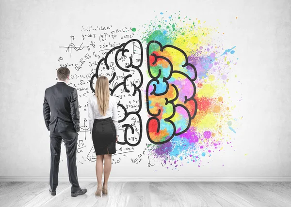 年轻和成功的商业伙伴的后视图穿着西装看着一个彩色的大脑素描 配方和色彩飞溅的混凝土墙 商业概念中的创造性 — 图库照片